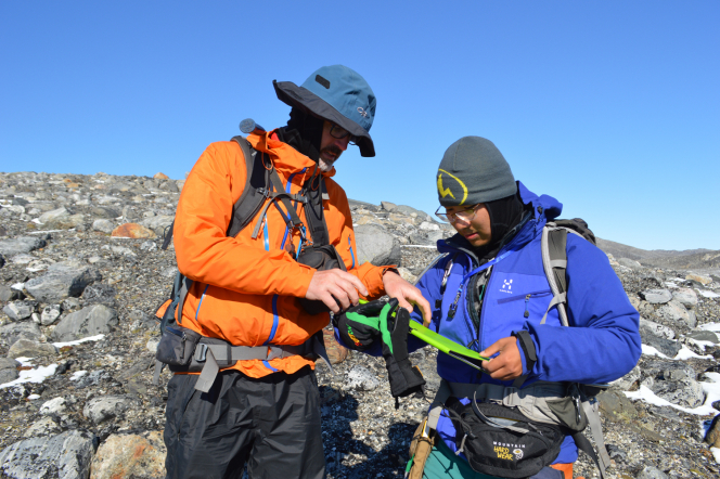 港大地球科學系副教授Alex Webb博士(左)及其博士研究生左嘉偉於格陵蘭野外討論考察所得。